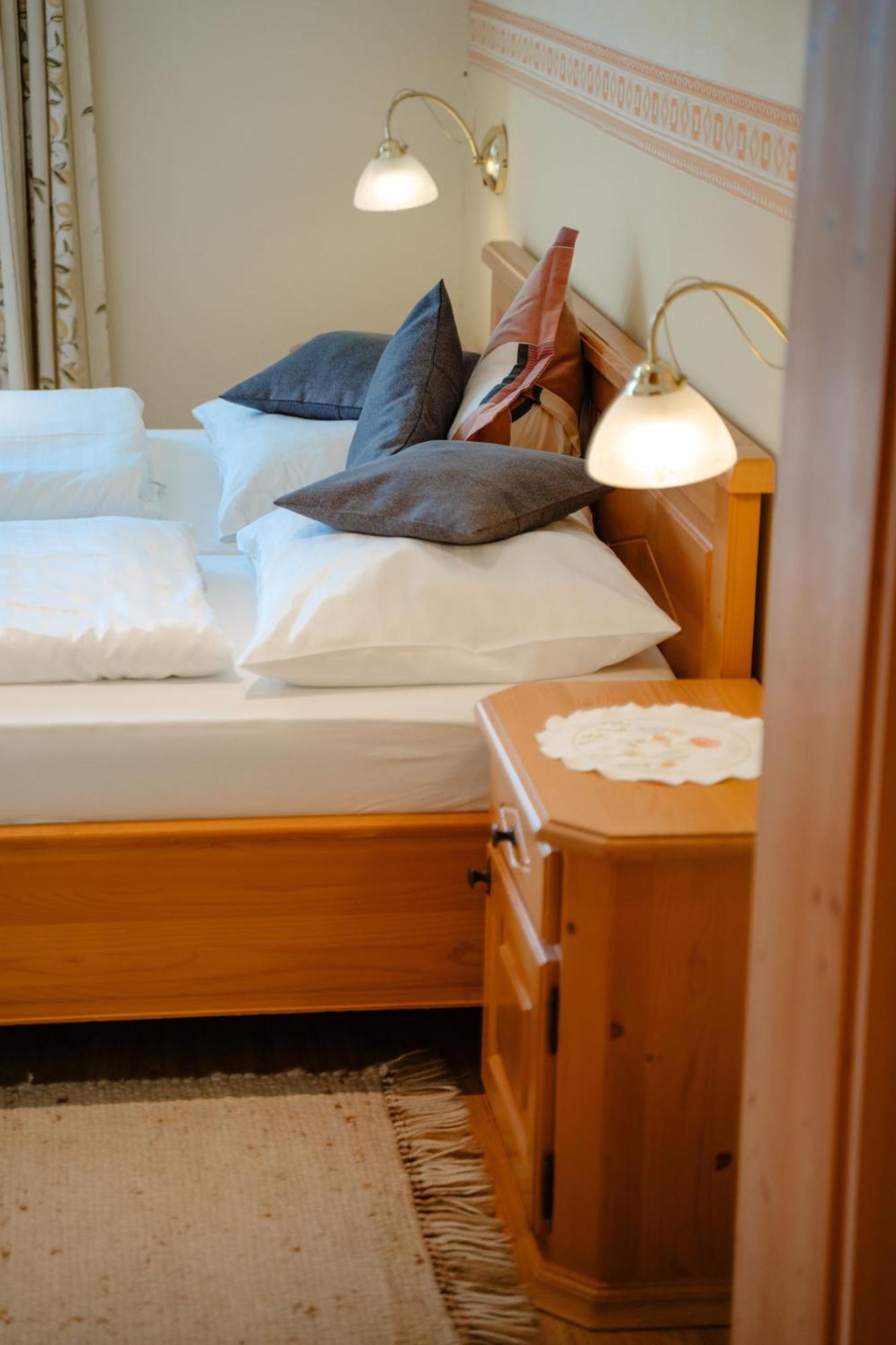 Ertlschweigerhaus Pension - Appartements - Zimmer Donnersbach Bagian luar foto